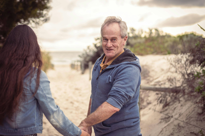 Austrailian man who traveled to the US for hernia mesh removal walks after recovery.